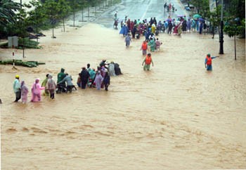 Residents flee from their homes to avoid rising floodwaters in Hoa Son Commune,Hoa Vang District,Da Nang City on October 17 (Photo: SGGP)